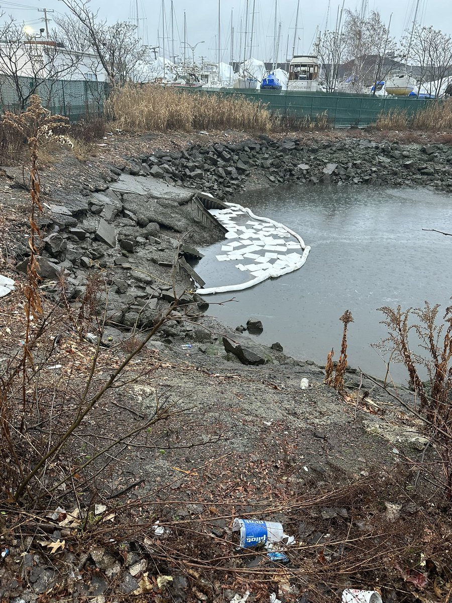 ChelseaScanner's tweet image. EVERETT 
Beacham Street 
Oil spill clean up 
#EverettMA #ChelseaMA 
( 📸 credit &amp;gt; @vtecbaker )
