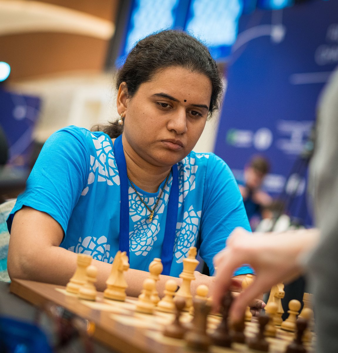 FIDE_chess's tweet photo. Humpy Koneru🇮🇳 won against Kateryna Lagno and joined Tingjie Lei 🇨🇳 and Anastasia Bodnaruk in the tie for first place.

#rapidblitz #womeninchess
📷 Lennart Ootes https://t.co/bWBhiDTGuQ