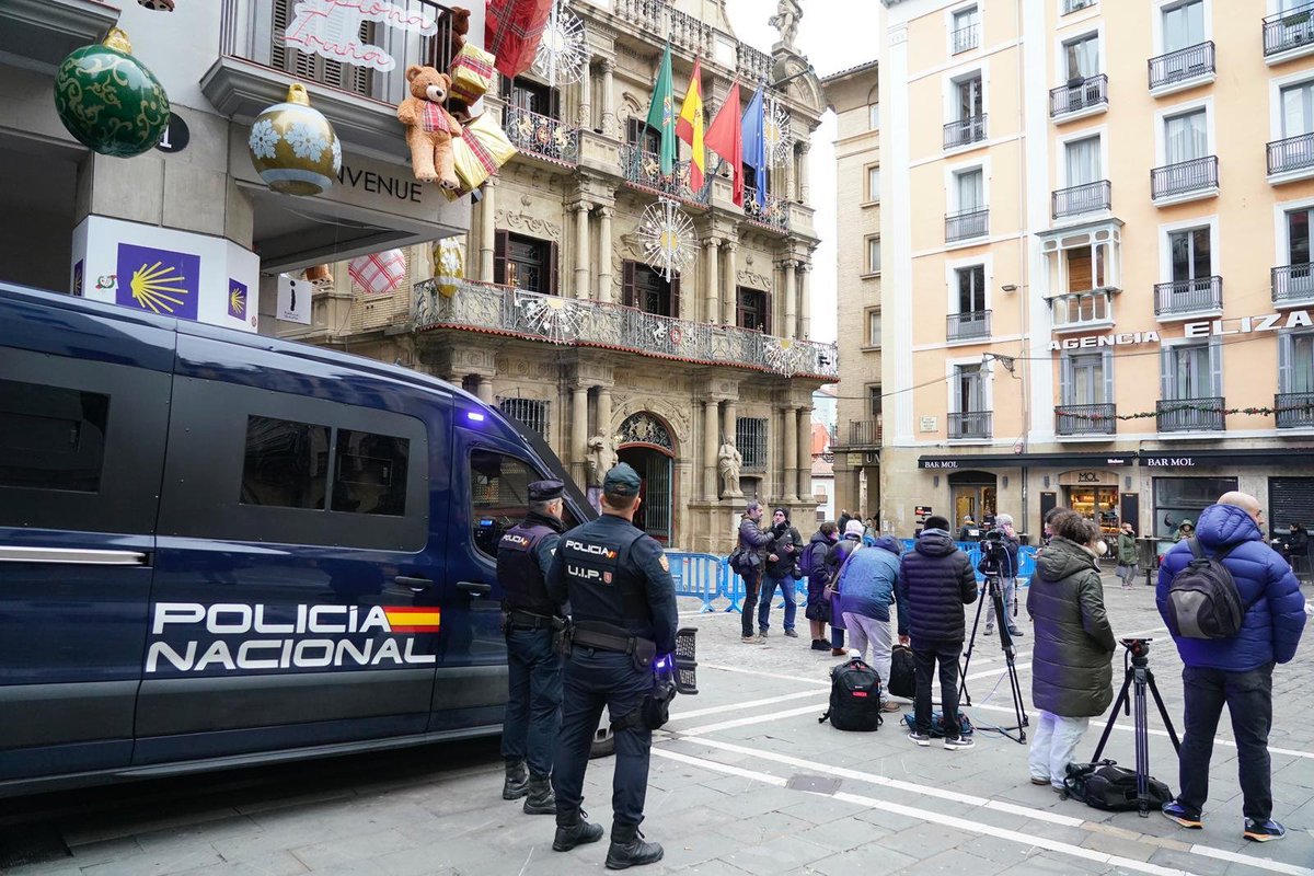 GuillermoRocaf1's tweet image. Las UIP de la @policia de MARLASKA están que se sale.
Sus últimas actuaciones más destacadas:
-#Gasear ancianas y niños en #FERRAZ.
-Proteger la #DATOR donde asesinan a miles de niños en Madrid.
-Garantizar que #BILDUETA se hace con la Alcaldía de Pamplona.
¿Qué será lo próximo?