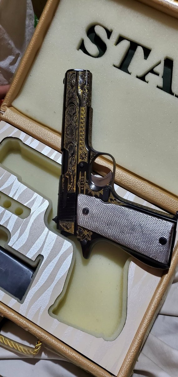 موجود مسدس منقوش مطلي ذهبي الفريد من  نوعه  لمن يهوا السلاح الحقيقي وبسعر مغري لتواصل ٧٧٧٧٠٩٨٠٤ او٧١٤٤١٢٤٤٧