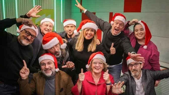 This is what happens when top leaders get into Christmas mood😉 with <a href="/Xantallavina/">Xantal Llavina Aguilar</a> at <a href="/CatalunyaRadio/">Catalunya Ràdio</a>.
And among them <a href="/ActioGlobal/">ActioGlobal</a>‘s CEO, <a href="/JEscobarMarin/">Jonathan Escobar [EN profile]</a> (center back). 

The fun they had … listen here:
ccma.cat/3cat/celebrem-…