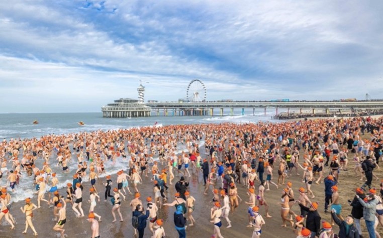 FONKmag's tweet photo. Nieuwjaarsduik Scheveningen: De organisatie deelt vegetarische erwtensoeptaarten uit aan mensen met een bijzondere band met de Nieuwjaarsduik

https://t.co/EiPhrgi6Wt https://t.co/fwsL9lzaVv