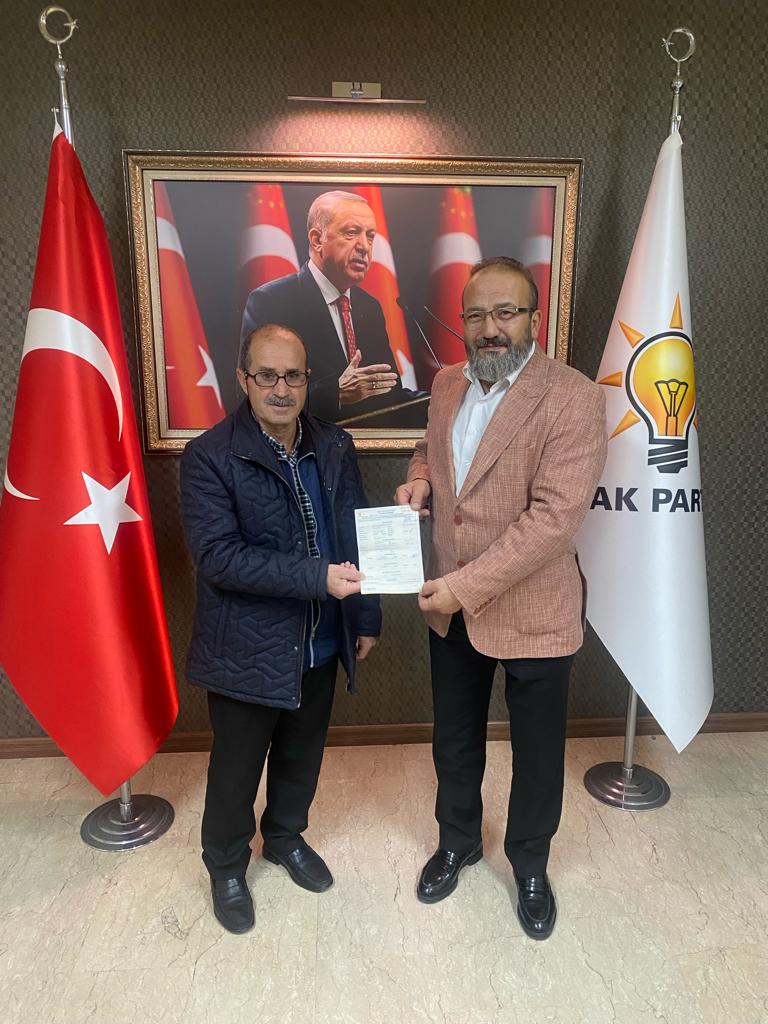 Karakaya Mahalle Başkanımız Sn.Halil Yavuz, Siyasi ve Hukuki İşler Başkanımız Sn. <a href="/06MBilalBezci/">MEHMET BİLAL BEZCİ</a> 'ye yapmış olduğu üyeleri teslim etmiştir. 

AK Parti ilk günkü heyecanla büyüyor. 🇹🇷

<a href="/RTErdogan/">Recep Tayyip Erdoğan</a> 
<a href="/hakanhanozcan/">Hakan Han ÖZCAN 🇹🇷</a> 
<a href="/AkpartiAnkara/">AK Parti Ankara</a> 
<a href="/KadirKarapnar5/">Kadir Karapınar</a>