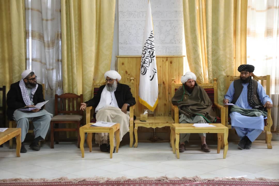 MnisarElias1's tweet photo. د هرات والي: له هرات څخه د صادراتو زیاتوالی په هرات کې شته ظرفیت ښيي

 يو شمېر سوداګرو د هرات له والي شيخ مولانا اسلام جار سره په کتنه کې وويل، چې د تېر کال په پرتله له هرات څخه د وچې مېوې صادرات ډېر شوي او دا مهال افغاني محصولات اروپا ته صادرېږي. https://t.co/agy1t1Maw6