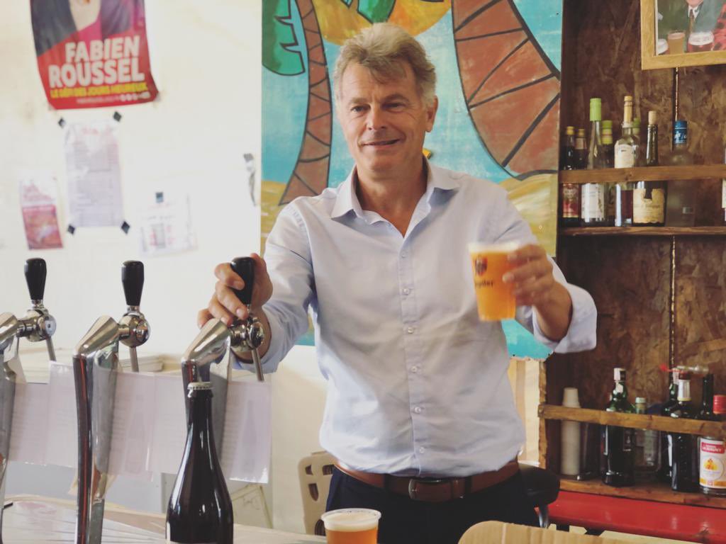 PCFMulhouse's tweet photo. 👀@Fabien_Roussel avec 25% est la 1ère personnalité de gauche avec qui les Français 
voudraient boire une 🍺
selon un sondage @IfopOpinion @CorioLink #BeerTest
@PCF 
🔴L'intégralité du sondage ici 👉
https://t.co/a7YZt8quNh

Article de @lalsace 
https://t.co/a90Vze8MVS https://t.co/hHHFRbPHI8
