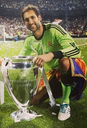 Paul_Tenorio's tweet photo. Cuelga los guantes un canterano madridista que siempre defendió con honestidad, coraje y maestría tanto los valores del club como su portería.
Grande @DiegoLopezOf. Disfruta del resto del camino, porterazo https://t.co/RHs4cTmqQN
