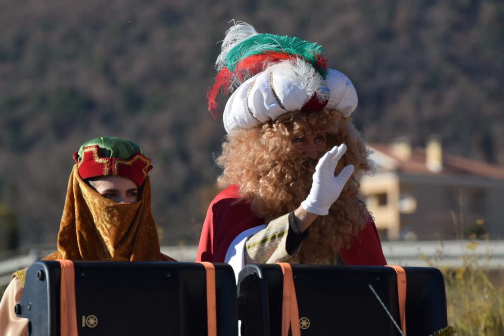 avvlavalldan's tweet photo. El passat 26 de desembre vam tenir la visita del Patge Reial, on els nens i nenes van poder-se apropar i donar-li les cartes amb tots els desitjos pel dia de reis. 👑✉️ https://t.co/mu39hOJjXA