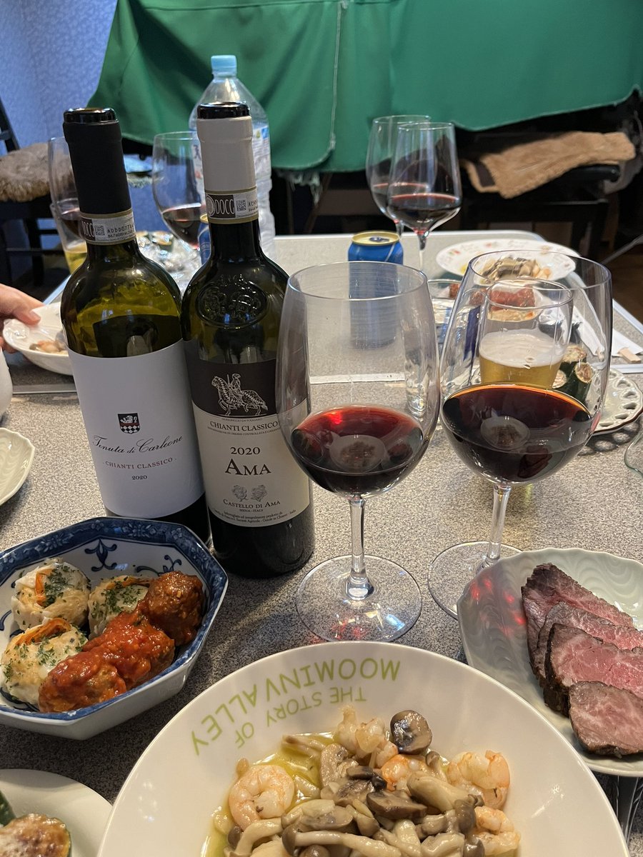 mayumi_deguchi's tweet photo. 昨日は、主人の生徒さんとワイン🍷会でした。
カステッロ ディ アーマ キャンティクラシコ2020と、テヌータ ディ カルレオーネ キャンティクラシコ2020を、エビ🦐とホタテとキノコのアヒージョ、ズッキーニのチーズ🧀掛け、肉団子と洋風シュウマイ、ローストビーフ🥩と一緒に頂きました🍷🥒🦐🧄🥩🧀 https://t.co/qs0RQGblL1