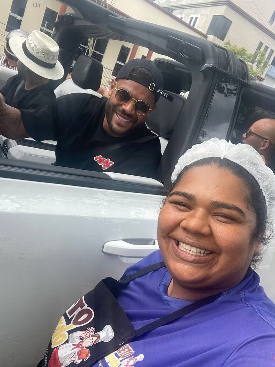 futebol_info's tweet photo. De férias na Paraíba, Hulk compra todos os frangos assados de uma comerciante em Campina Grande e deixa R$ 400 de caixinha de fim de ano para os funcionários.

"É uma pessoa muito humilde, de um coração muito bom, que não esquece de onde veio, do bairro aqui em Campina Grande. Eu acho que ele continua sendo a mesma pessoa daquela época", disse a comerciante.

🗞 @geglobo 
📸 Reprodução