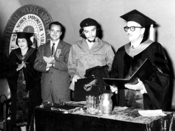 28/12/1959, el #CheGuevara es investido como Doctor Honoris Causa de Pedagogía por la Universidad Central de Las Villas '...solamente acepto el título que hoy se me ha conferido, como un homenaje general a nuestro ejército del pueblo' #CubaViveEnHistoria