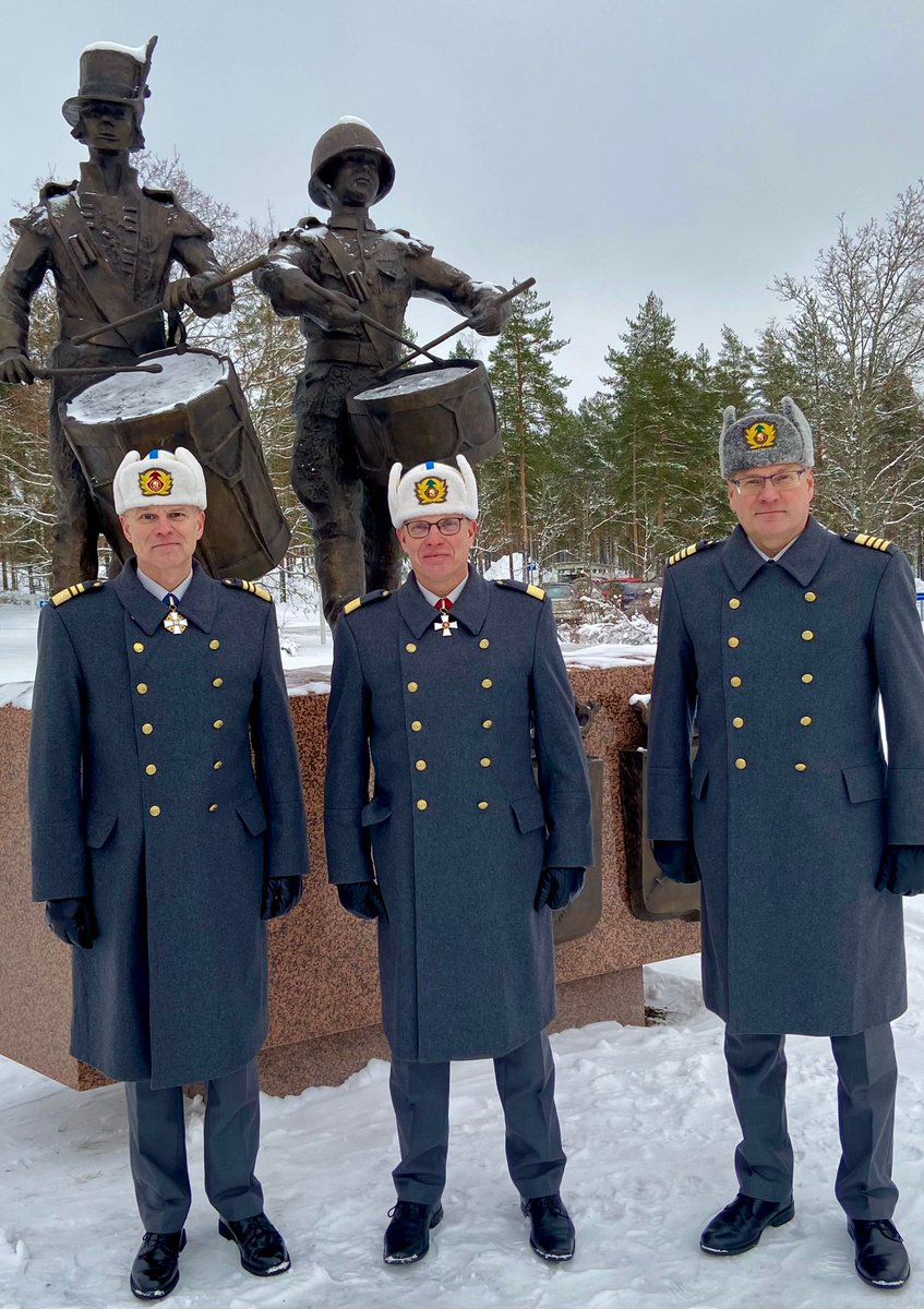 Vuodenvaihteessa vaihtuu <a href="/PorinPR/">Porin prikaati</a> komentaja.

Prkenr Vesa kiitokset vahvasta komentajuudesta. Ev Jami saat johtaaksesi taitavan ja motivoituneen  henkilöstön.
Sotilaan onnea ja menestystä uusiin tehtäviin!

Kunnia, velvollisuus ja tahto!

maavoimat.fi/-/porin-prikaa…