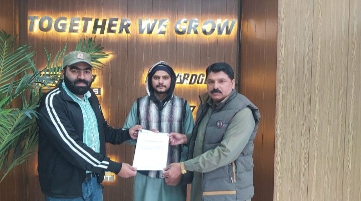 Forward Sports worker Muneeb Shams, who suffered a fractured arm,has now recovered and returned to work. Gave him a check of Rs.52000 from Group Insurance.
Employees Union Forward Sports CBA Registered.
#PakistanLabourAcadmey 
#FriedrichEbertStiftung 
#NationalLabourFederation