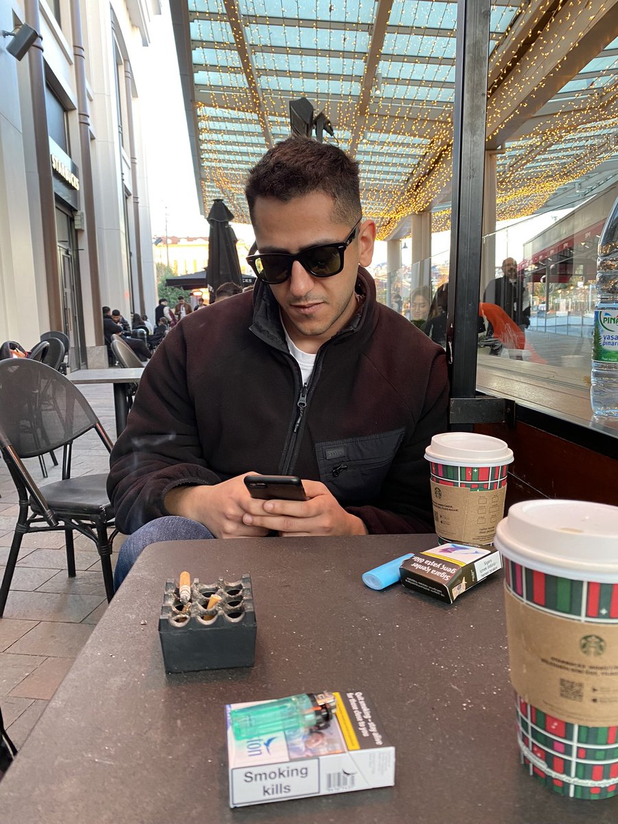 Geldiğimden beri böyle bağımlısı olmuş elinden alınca da ağlıyor