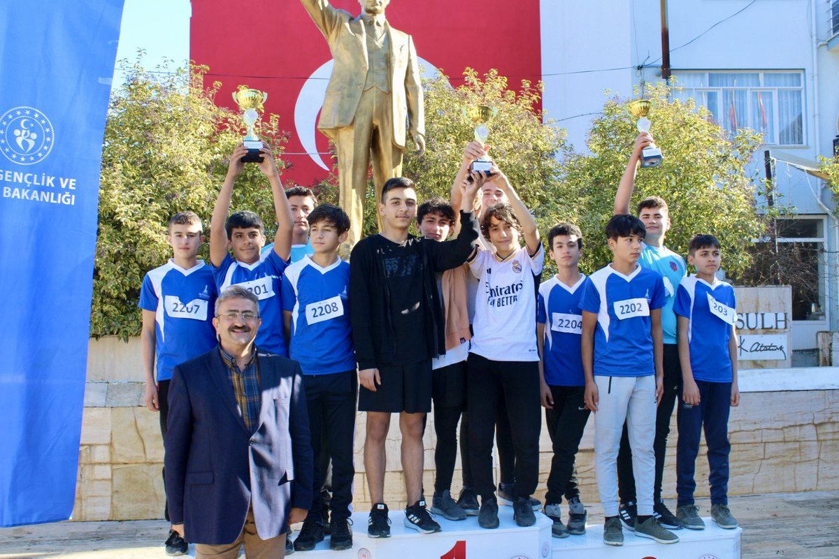 BeydagKymligi's tweet photo. Kaymakamımız Sayın İrem Baha YAĞAN, İlçe Daire Amirleri ile birlikte, Gazi Mustafa Kemal Atatürk'ün Ankara'ya gelişinin anısına gerçekleştirilen Atatürk Kır Koşusu'nda dereceye giren için düzenlenen ödül törenine katıldı. Törende dereceye giren öğrencilerimize ödüller verildi. https://t.co/G3hTHxgHHr
