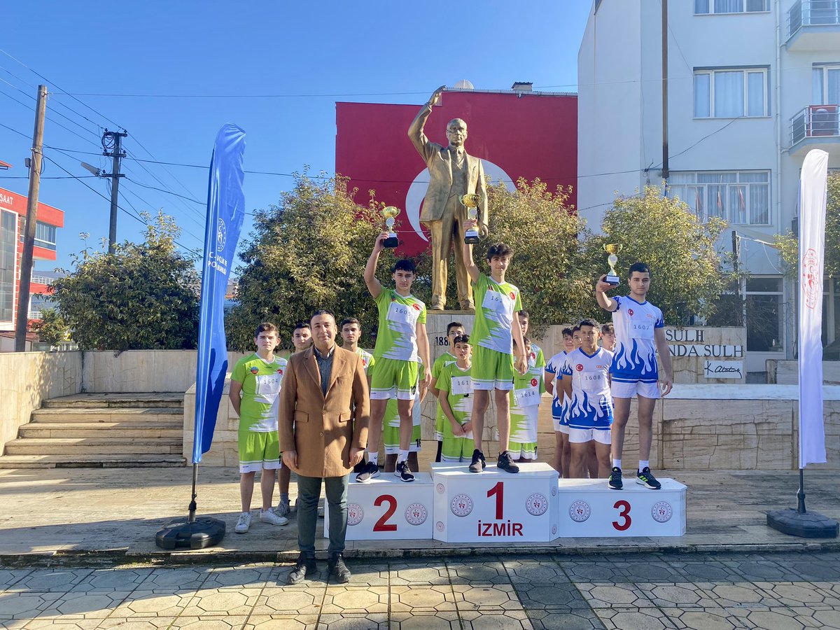 Kaymakamımız Sayın İrem Baha YAĞAN, İlçe Daire Amirleri ile birlikte, Gazi Mustafa Kemal Atatürk'ün Ankara'ya gelişinin anısına gerçekleştirilen Atatürk Kır Koşusu'nda dereceye giren için düzenlenen ödül törenine katıldı. Törende dereceye giren öğrencilerimize ödüller verildi.