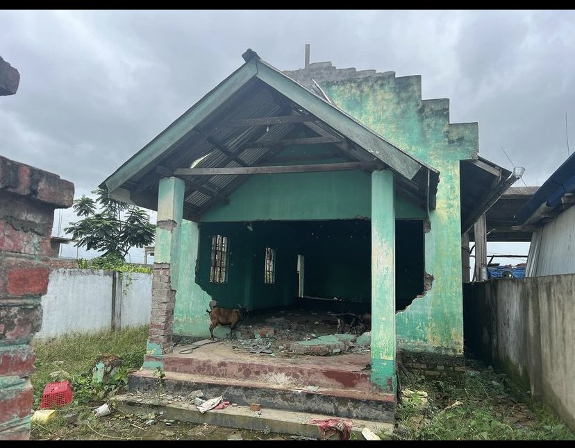 EimiMaiden's tweet photo. Religious angle is 1 element which’s hard 2 ignore in this Manipur Violence. Meiteis are attacking their own people just because they’re Christians &amp; forcing them 2 convert 2 Sanamahism. Isn’t India a secular country or is Kangleipak not apart of India? @PhilemRohan Any comment? https://t.co/UdigiORXkd