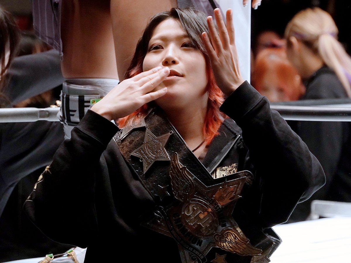 1222Dragonmoon's tweet photo. 12.24 #STARDOM🎄
#UTAMI had no idea how lethal her kiss could be to her fans & casually started blowing a bunch of kisses to the crowd😇
自分の投げキッスの破壊力を知らずに会場中のファンへ向けて大量の投げキッスをプレゼントするイケメンゴッデス王者 #林下詩美 選手💋💋💋
#QQ👑 https://t.co/MFTM4qAhTK