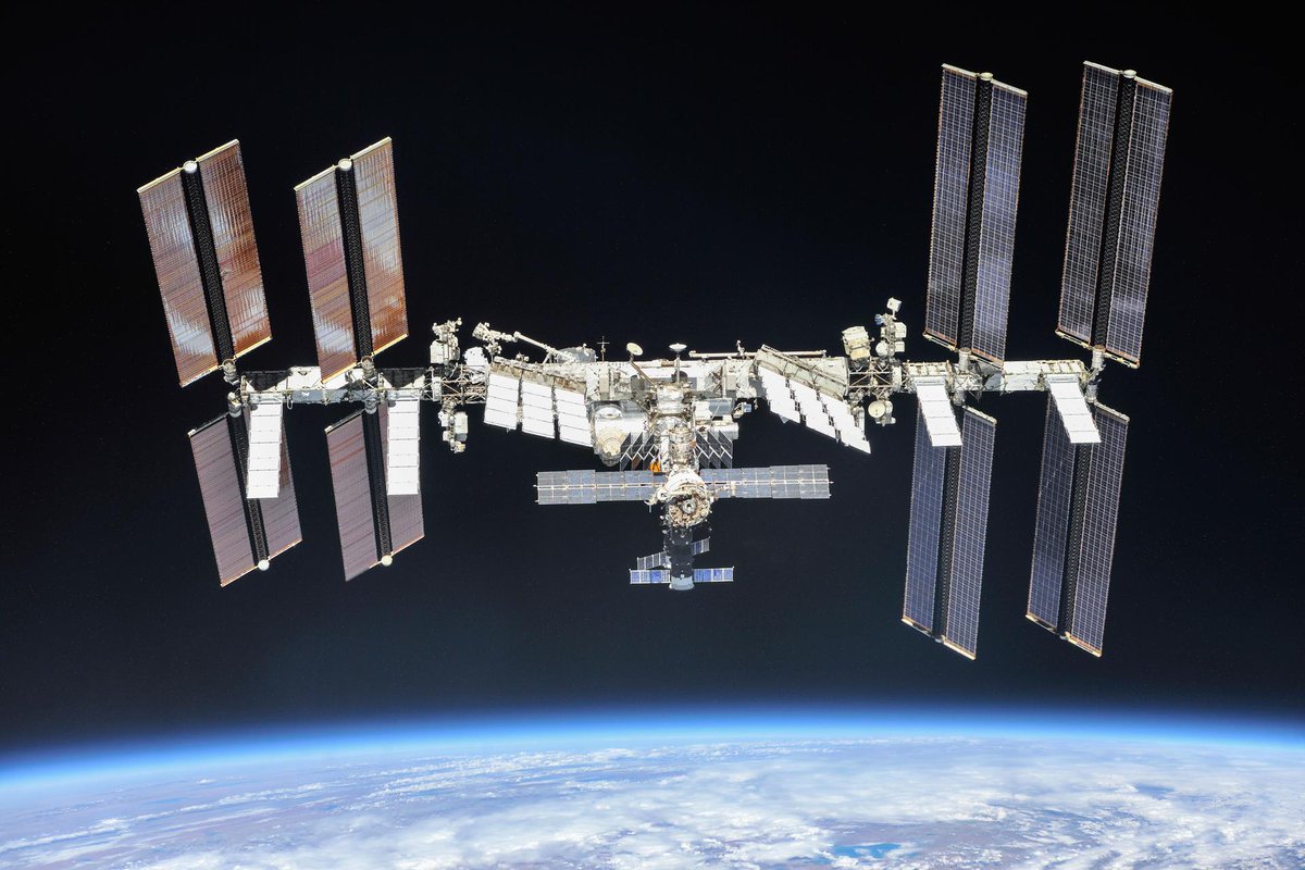 Did you know that the ISS celebrates New Year’s 16 times? 🎉 The ISS travels at a speed of 8 km per second, orbiting Earth about every 90 minutes. That means that in 2023, the ISS orbited Earth more than 5,000 times! 📸 NASA