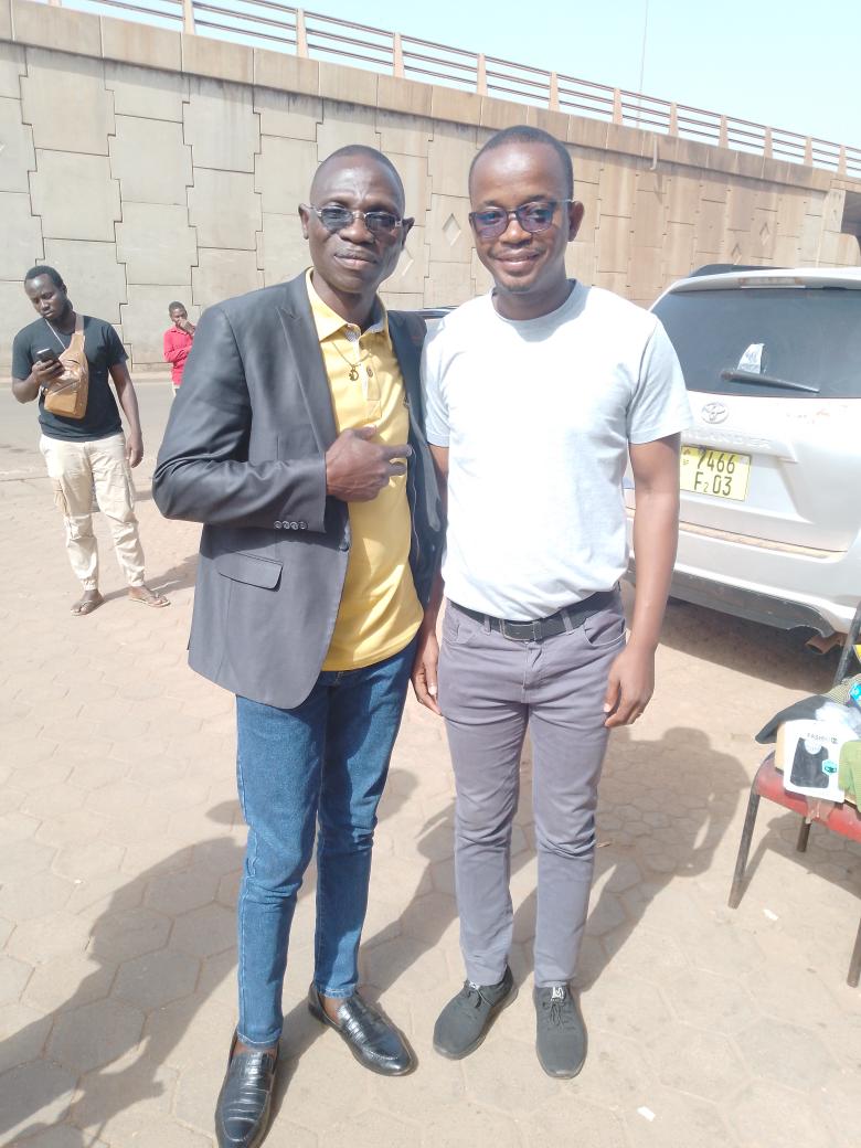 berengertsome's tweet photo. J'ai eu plaisir à faire aujourd'hui le trajet Bobo-Ouaga dans le même bus avec Frédéric Soré alias Siriki un des acteurs principaux de la série télévisée humoristique à succès Bododioufs.
#Cinema #Culture #Art https://t.co/3QNTokzU4S