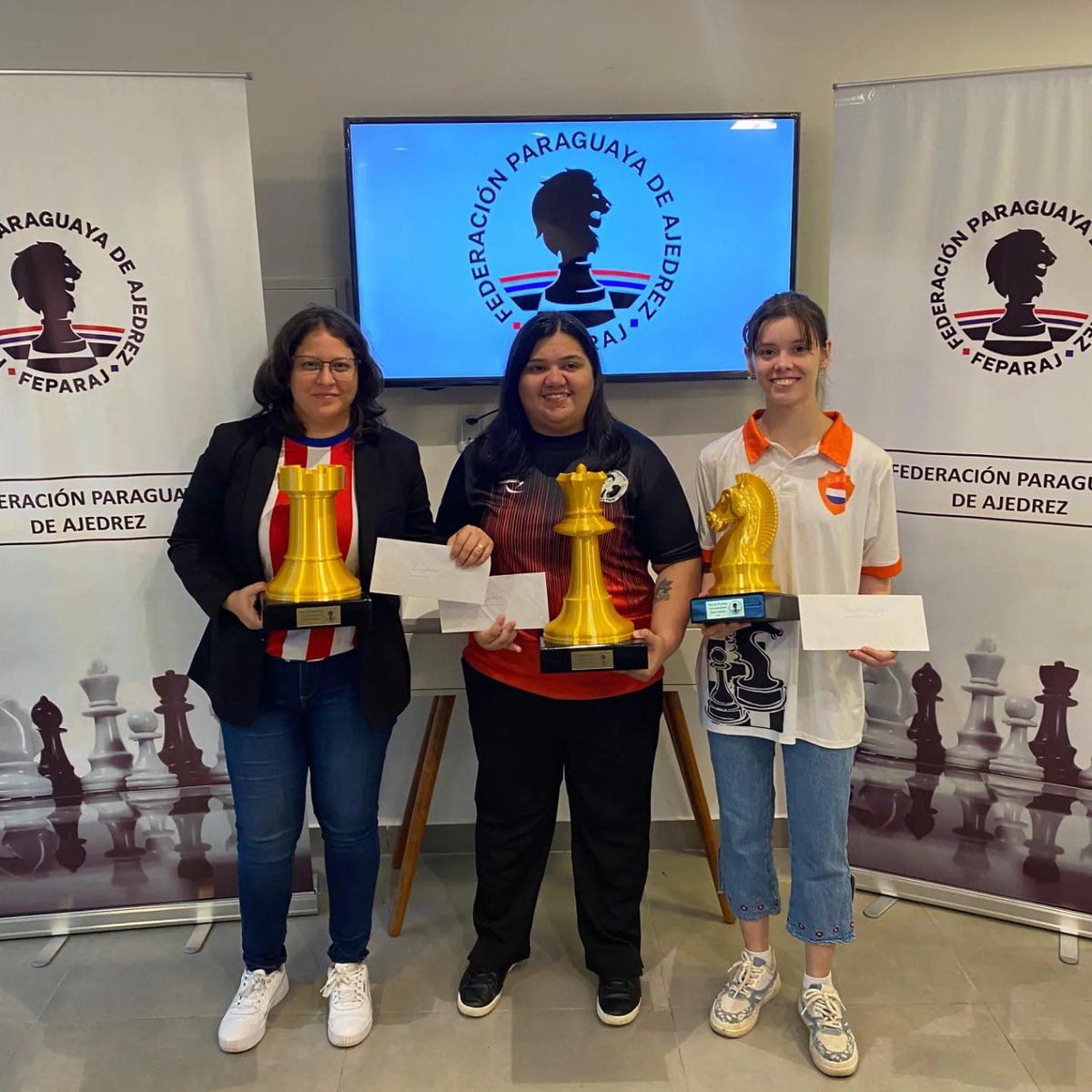 feparaj's tweet photo. 🇵🇾 CAMPEONES PARAGUAYOS 2023 🇵🇾
👨Absoluto
🥇GM Neuris Delgado
🥈GM Axel Bachmann
🥉GM José Cubas

👩Femenino
🥇WIM Gabriela Vargas
🥈WGM Jennifer Perez
🥉WCM Helen Montiel

Los 6 jugadores representarán al país en las Olimpiadas de Ajedrez en Budapest 2024.
@FIDE_chess @sndpy https://t.co/lx7ayCzNqn