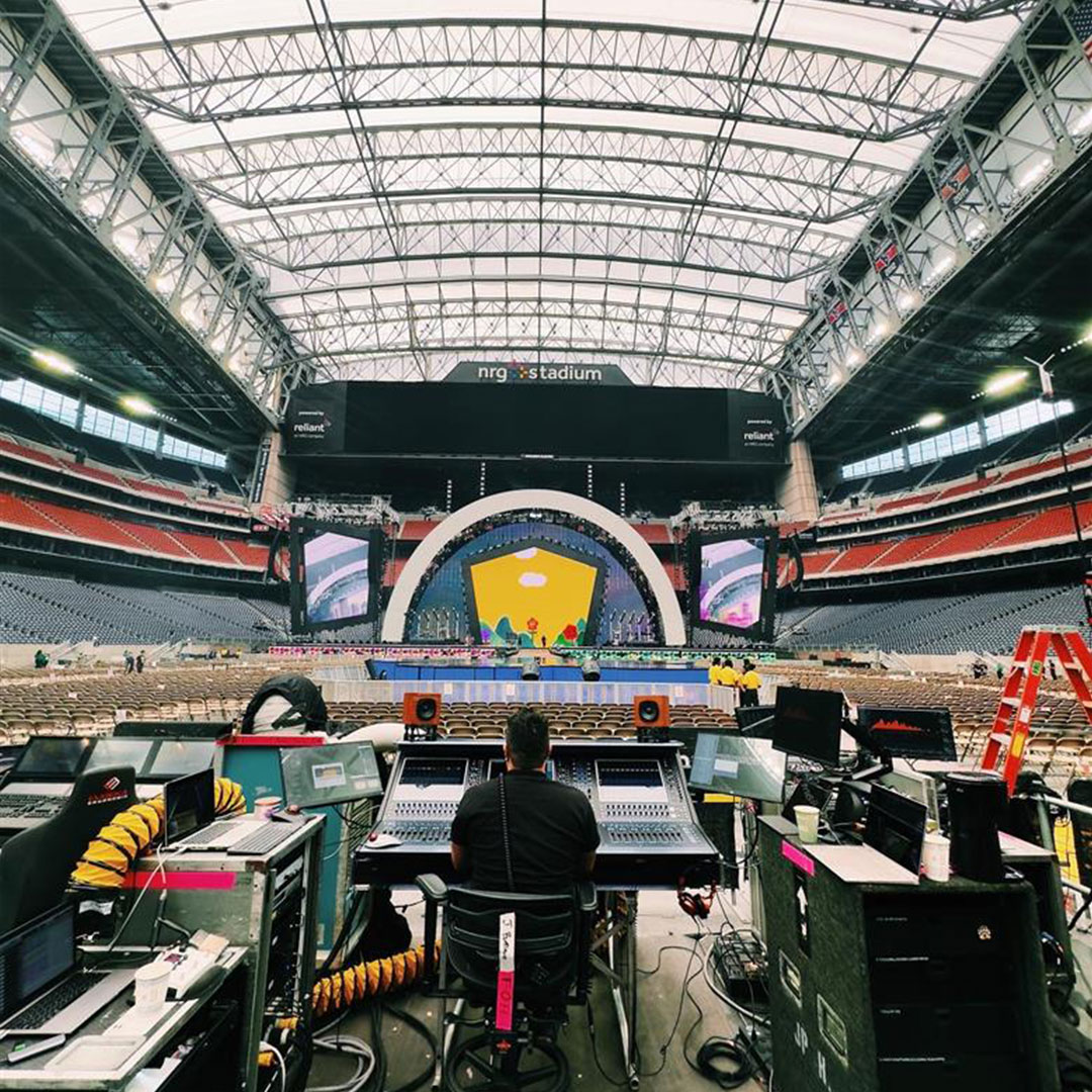 WavesAudioLtd's tweet photo. Some awesome shots by FOH engineer @johnbuitrago1 with his SuperRack SoundGrid system, powering up the @karolg show at @allegiantstadm 🎚️🔥
Learn more about SuperRack: https://t.co/iwreiMUkCp
#waveslive #livesound #superrack #soundgrid #foh #latinmusic https://t.co/RHPB6YveID