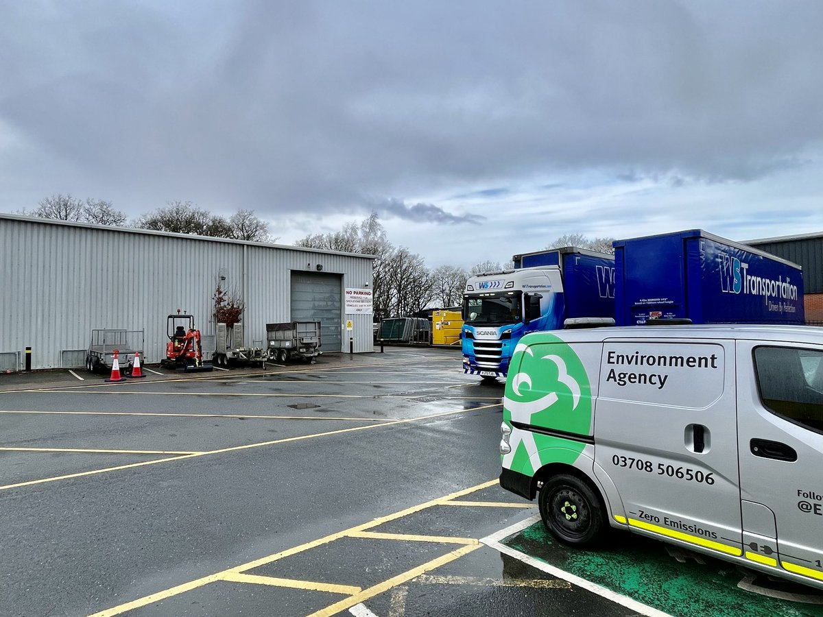 With saturated catchments and more rain to come we are keeping a close eye on #Riverlevels Great work by @EnvAgencyMids ops in getting next level of barriers deployed at #Bewdley, and next phase loaded at depot if required 🚚 Check our latest warnings 👉 check-for-flooding.service.gov.uk