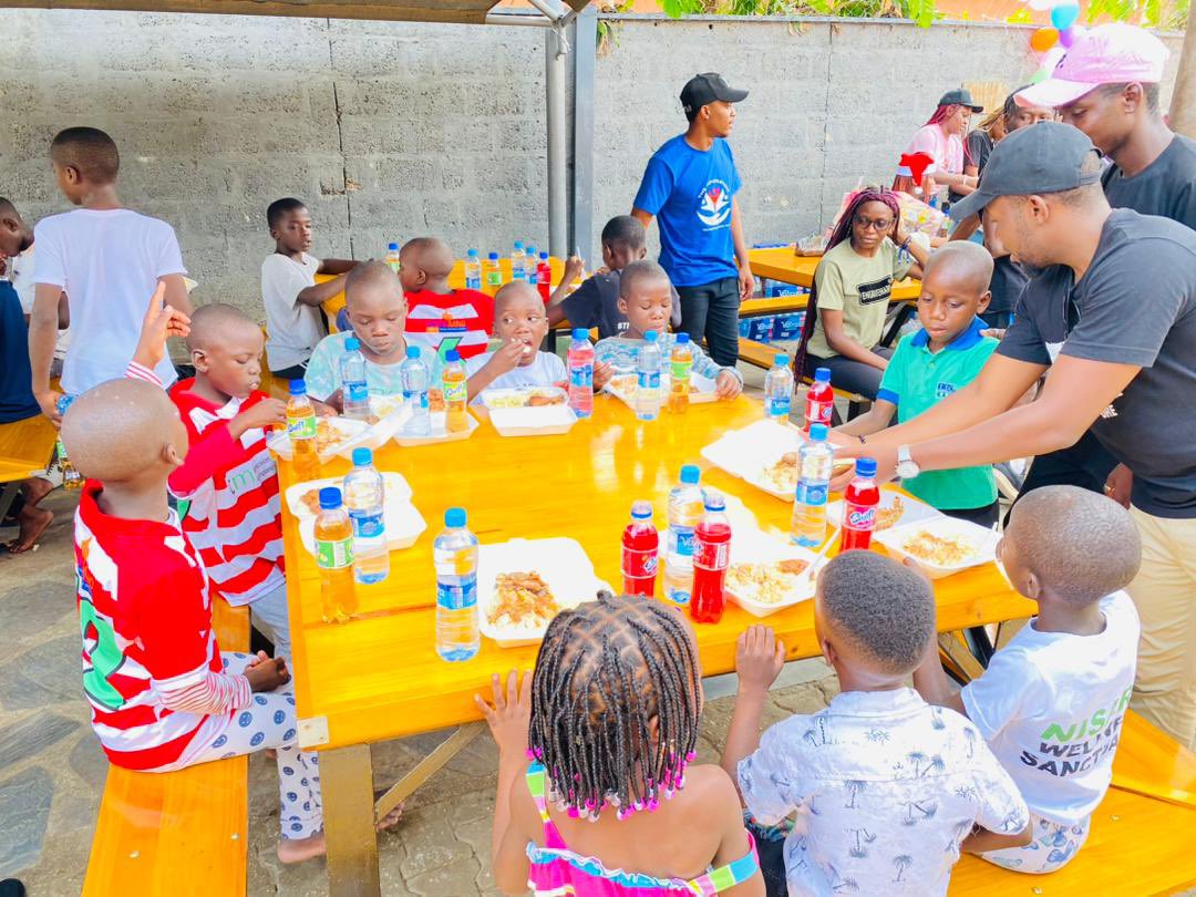 TheGenerationZM's tweet photo. As per our tradition as an organization, on Christmas Day we went to St. Lawrence Home of Hope orphanage where we shared a warm meal with the little ones . Thank you Engravemark printers  and D1018 foundation for partnering with us .
#spreadingloveandhope. https://t.co/NK6XTuWqzy