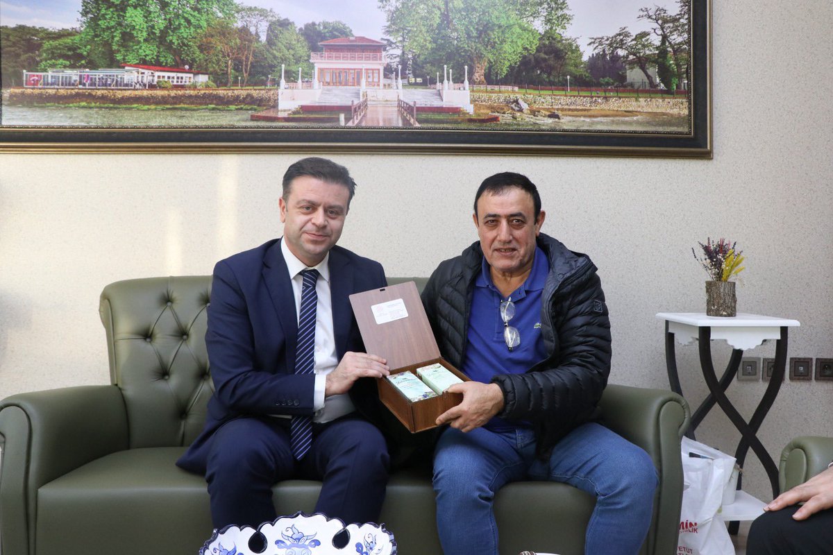 akmeseibrahim's tweet photo. Türk Halk Müziği Sanatçımız Sn. Mahmut Tuncer’i kurumumuzda ağırladık. Nazik ziyaretlerinden dolayı teşekkür ediyorum. https://t.co/g7DDBA8geP