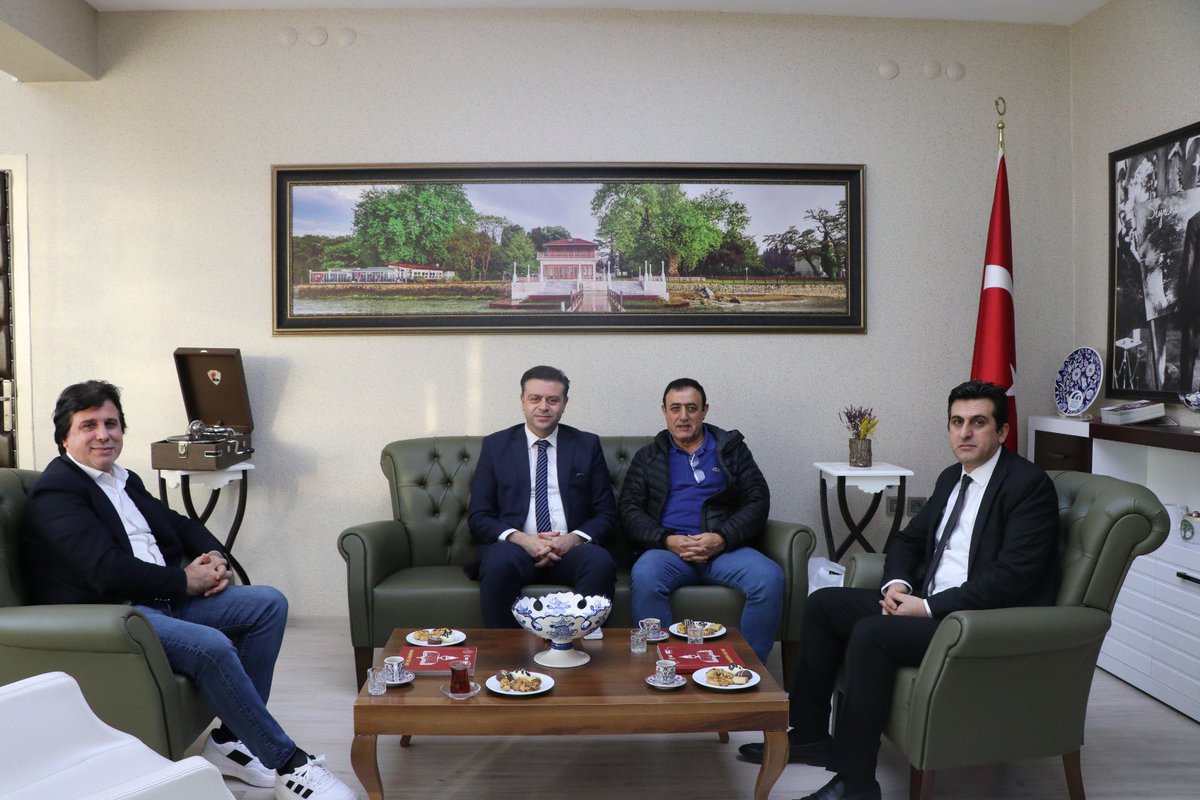 akmeseibrahim's tweet photo. Türk Halk Müziği Sanatçımız Sn. Mahmut Tuncer’i kurumumuzda ağırladık. Nazik ziyaretlerinden dolayı teşekkür ediyorum. https://t.co/g7DDBA8geP