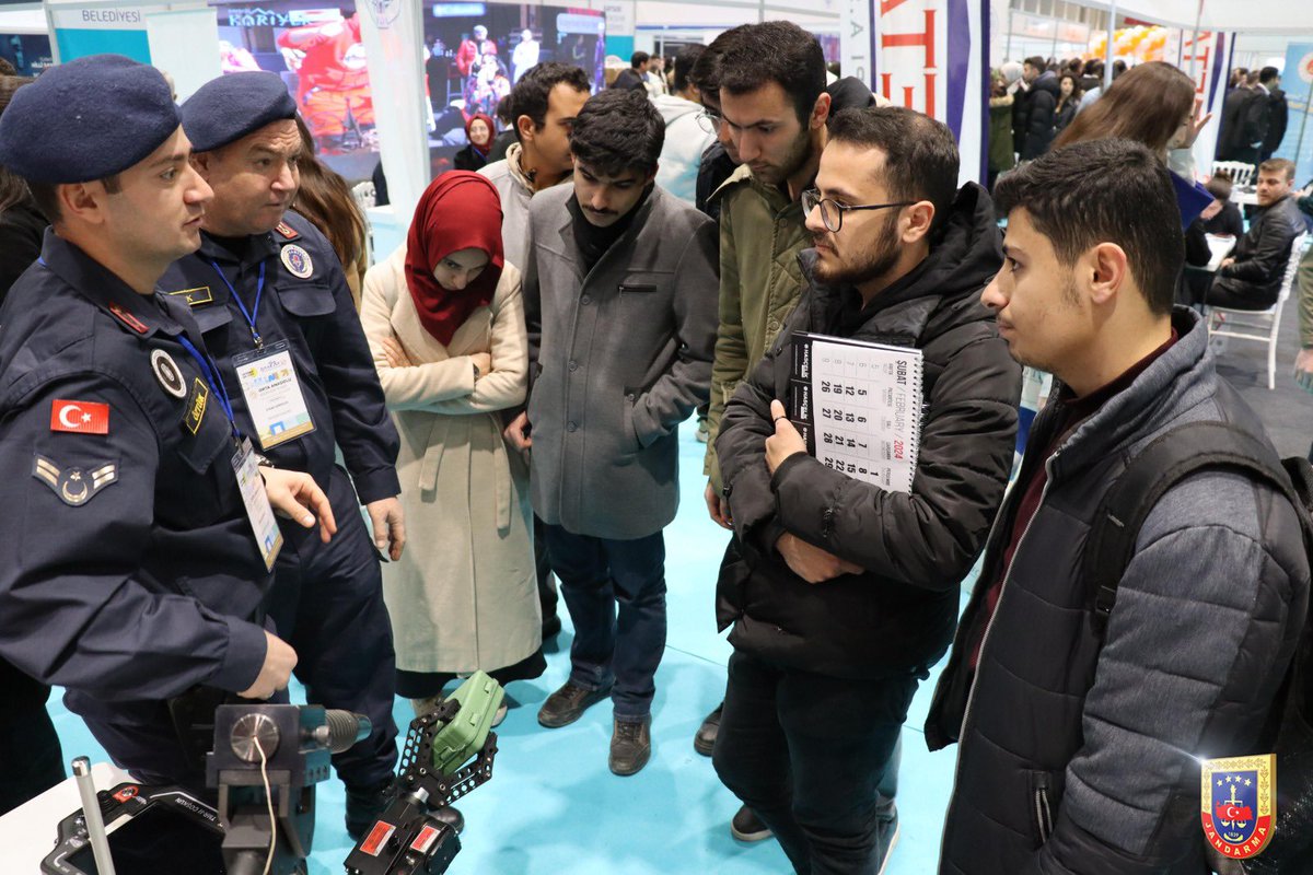 Cumhurbaşkanlığı İnsan Kaynakları Ofisi koordinasyonunda gerçekleştirilen Yetenek Her Yerde temalı bölgesel kariyer fuarına katılarak, fuara gelen misafirlerimize Jandarma ile ilgili genel konular hakkında bilgilendirmeler yaptık.
📍Kayseri
🗓️25-26 Aralık 2023
#Jandarma