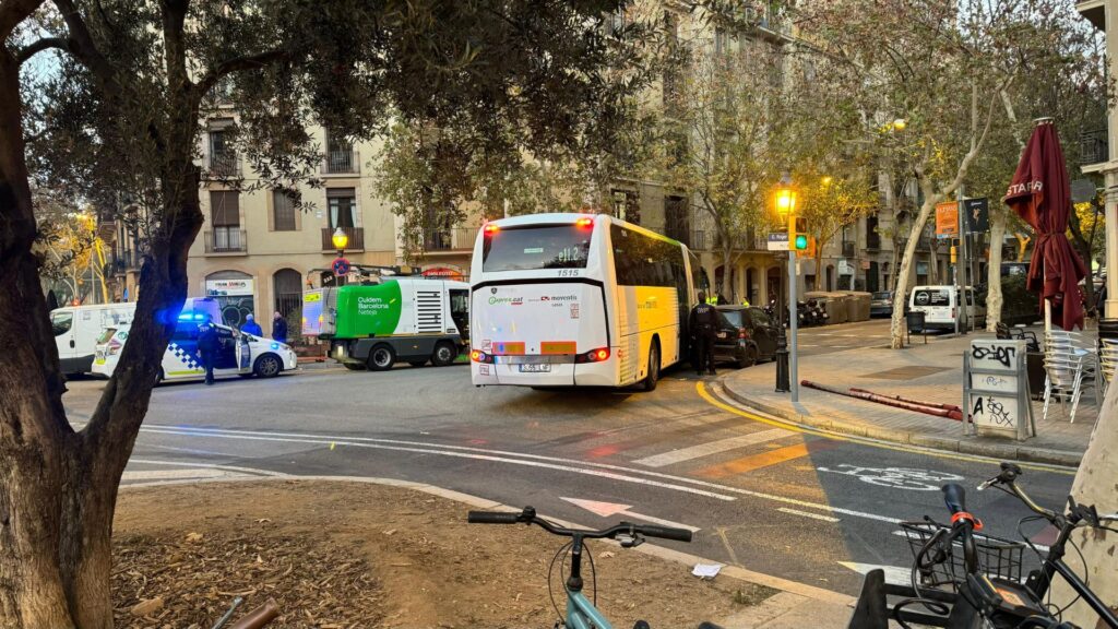 colau_anti's tweet photo. @btvnoticies o es mes culpa de un carril- bici que impedeix fer bé la girada?? A mes que les bicis poden circular per el carril cotxes?? #Bicijetas @BCN_Mobilitat @bcn_ajuntament @GUBBarcelona #CiutatDestruida #Merdalona https://t.co/Gws3JrYM2Y
