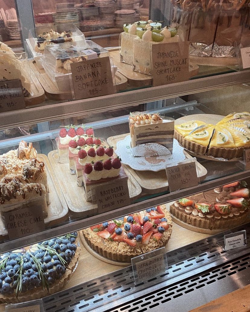จากประสบการณ์ที่ชั้นผู้ไปคาเฟ่มาเกิน 50+ ร้านในขอนแก่น ยกให้ร้านเค้กที่อร่อยที่สุดคือปั้นแป้งค่ะ อร่อยทุกอัน อร่อยแบบอร่อยเกิ้นนน  กี่บาทก็ยอมจ่าย