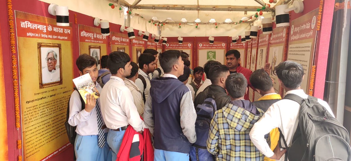 CBCLucknow's tweet photo. #VanakkamKashi
#kashitamilsangamam, नमो घाट, वाराणसी में आयोजित चित्र प्रदर्शनी में निरंतर विद्यार्थियों, महिलाओं, वरिष्ठजनों एवं जनसामान्य का अवलोकन हेतु आगमन हो रहा है। केंद्रीय संचार ब्यूरो लखनऊ द्वारा इस प्रदर्शनी का आयोजन किया गया है। आज के कुछ दृश्य।
#kashitamilsangamam
2/5 https://t.co/JG2iZ2xrdi