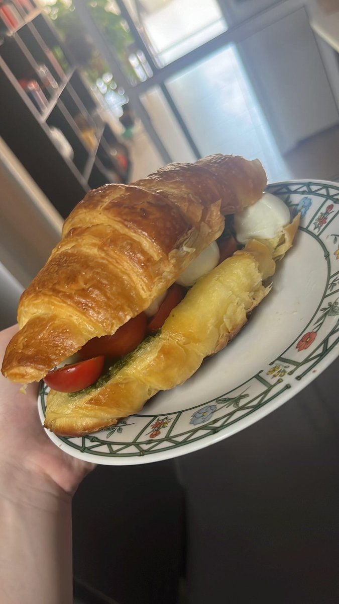 KaduFerraz_'s tweet photo. @dudavicttor Duda eu tô fazendo um croissant agr mesmo😭😭 https://t.co/LVHQvTnLRz