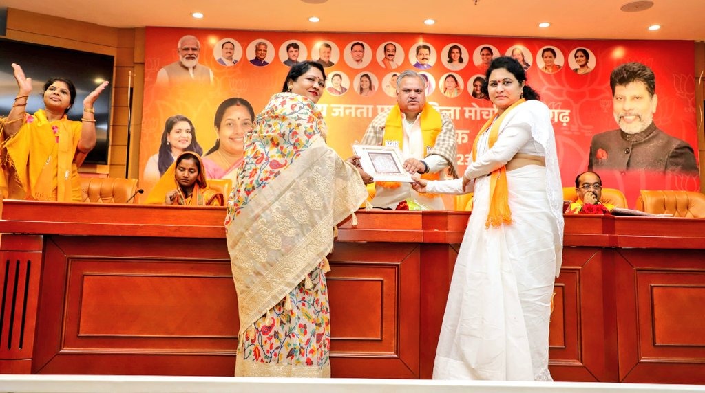 BJP4CGState's tweet photo. आज भाजपा प्रदेश कार्यालय कुशाभाऊ ठाकरे परिसर में भाजपा महिला मोर्चा द्वारा आयोजित प्रदेश कार्यसमिति की बैठक संपन्न हुई।

बैठक में भाजपा प्रदेश अध्यक्ष श्री @KiranDeoBJP जी, उप मुख्यमंत्री श्री @ArunSao3 जी, क्षेत्रीय संगठन महामंत्री श्री @ajayjamwalbjp जी, प्रदेश संगठन महामंत्री श्री @PawanSaiBJP जी, कैबिनेट मंत्री श्रीमती लक्ष्मी राजवाड़े जी, विधायक श्रीमती शकुंतला सिंह पोर्ते जी, भाजपा प्रदेश उपाध्यक्ष श्रीमती सरला कोसरिया जी, महिला मोर्चा प्रदेश अध्यक्ष श्रीमती शालिनी राजपूत जी एवं महिला मोर्चा की सभी पदाधिकारी मौजूद रही।