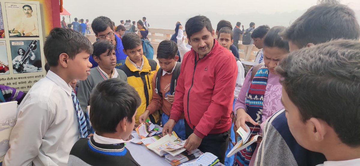 CBCLucknow's tweet photo. #VanakkamKashi
#kashitamilsangamam, नमो घाट, वाराणसी में आयोजित चित्र प्रदर्शनी में निरंतर विद्यार्थियों, महिलाओं, वरिष्ठजनों एवं जनसामान्य का अवलोकन हेतु आगमन हो रहा है। केंद्रीय संचार ब्यूरो लखनऊ द्वारा इस प्रदर्शनी का आयोजन किया गया है। आज के कुछ दृश्य।
#kashitamilsangamam
3/5 https://t.co/A4zrmVlfsi