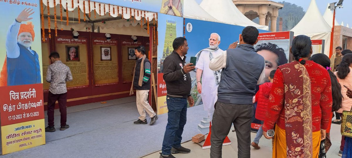 CBCLucknow's tweet photo. #VanakkamKashi
#kashitamilsangamam, नमो घाट, वाराणसी में आयोजित चित्र प्रदर्शनी में निरंतर विद्यार्थियों, महिलाओं, वरिष्ठजनों एवं जनसामान्य का अवलोकन हेतु आगमन हो रहा है। केंद्रीय संचार ब्यूरो लखनऊ द्वारा इस प्रदर्शनी का आयोजन किया गया है। आज के कुछ दृश्य।
#kashitamilsangamam
3/5 https://t.co/A4zrmVlfsi