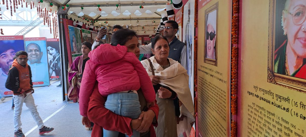 CBCLucknow's tweet photo. #VanakkamKashi
#kashitamilsangamam, नमो घाट, वाराणसी में आयोजित चित्र प्रदर्शनी में निरंतर विद्यार्थियों, महिलाओं, वरिष्ठजनों एवं जनसामान्य का अवलोकन हेतु आगमन हो रहा है। केंद्रीय संचार ब्यूरो लखनऊ द्वारा इस प्रदर्शनी का आयोजन किया गया है। आज के कुछ दृश्य।
#kashitamilsangamam
4/5 https://t.co/56e7DGpSdA
