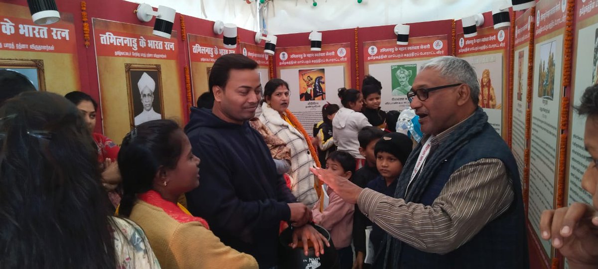 CBCLucknow's tweet photo. #VanakkamKashi
#kashitamilsangamam, नमो घाट, वाराणसी में आयोजित चित्र प्रदर्शनी में निरंतर विद्यार्थियों, महिलाओं, वरिष्ठजनों एवं जनसामान्य का अवलोकन हेतु आगमन हो रहा है। केंद्रीय संचार ब्यूरो लखनऊ द्वारा इस प्रदर्शनी का आयोजन किया गया है। आज के कुछ दृश्य।
#kashitamilsangamam
5/5 https://t.co/Hy6mnyTGuR