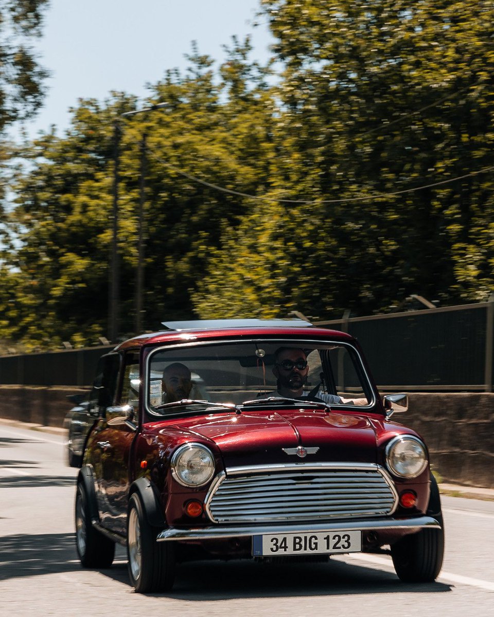 MINI_Turkiye's tweet photo. Yeni yıla böyle giriyoruz.😎

#MINI #KlasikMini https://t.co/i06licwWxG