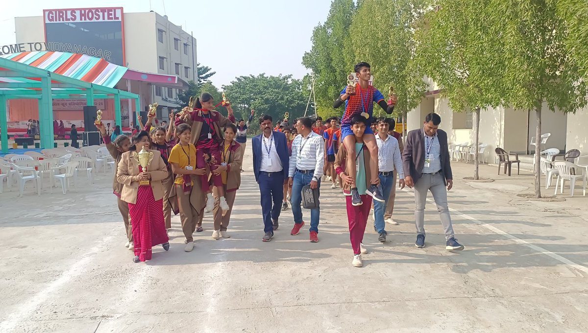 EmrsMallana's tweet photo. दिनांक 25 -12-2023 से 27-12-2023 तक सागवा��़ा डूंगरपुर में आयोजित चतुर्थ राज्य स्तरीय खेल कूद प्रतियोगिता में ई एम आर एस मल्लाना राजगढ़ अलवर के गोल्ड मेडलिस्ट बच्चे https://t.co/DSw2s9qZI9