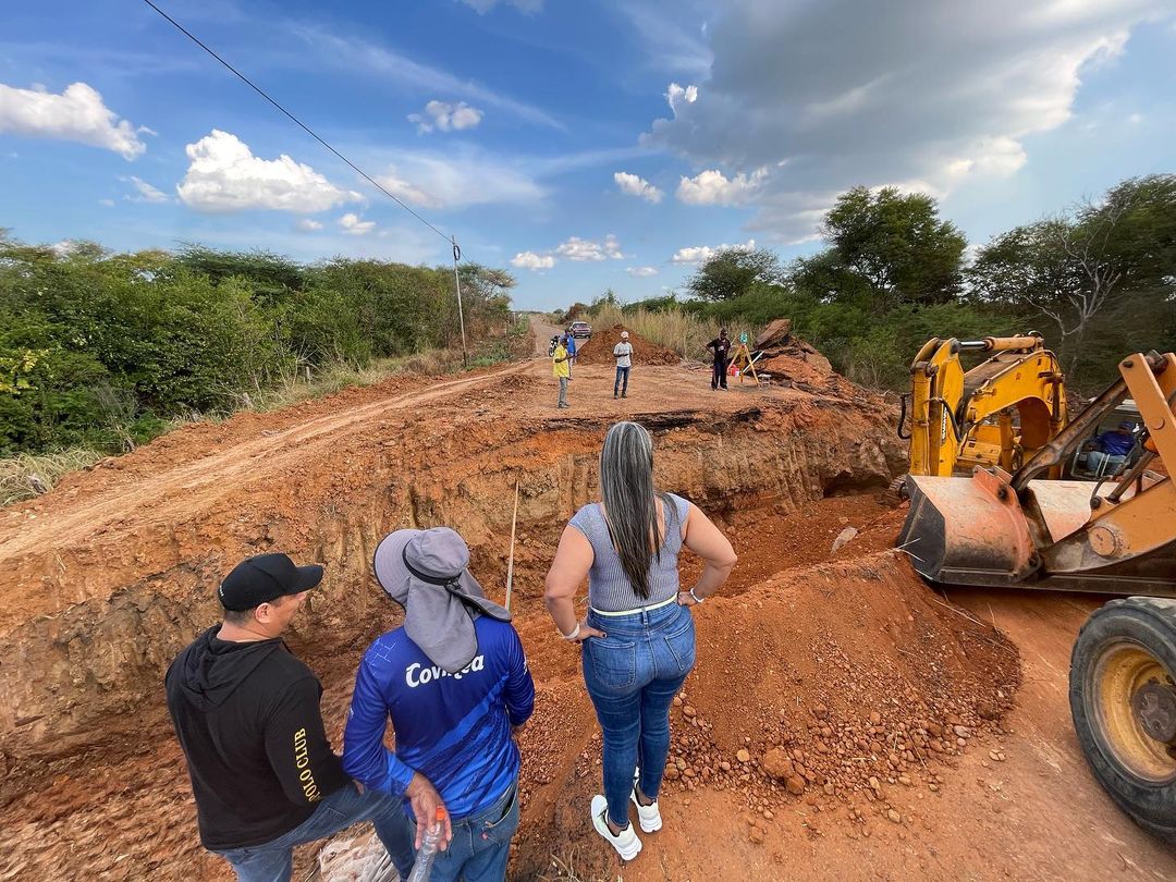 anzoateguigob's tweet photo. Por orientaciones del gobernador @luismarcanos la Secretaria General de Gobierno y presidenta de la @covineaa @kahomsi inspeccionó los trabajos de rehabilitación y construcción de dos alcantarillas en la Troncal 13, tramo carretera vieja del municipio Anaco. https://t.co/mpmfHINOfZ