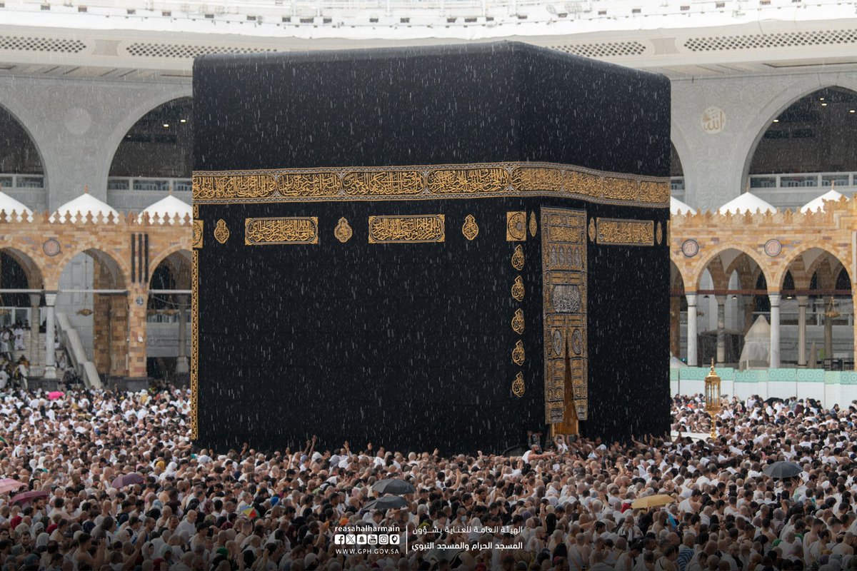 HaramainInfo's tweet photo. Rain at Masjid Al Haram https://t.co/f1Q8oSiyJw