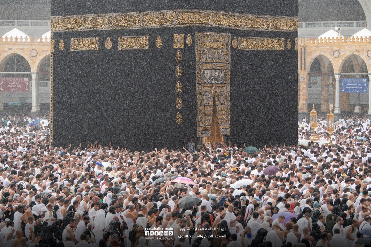 HaramainInfo's tweet photo. Rain at Masjid Al Haram https://t.co/f1Q8oSiyJw