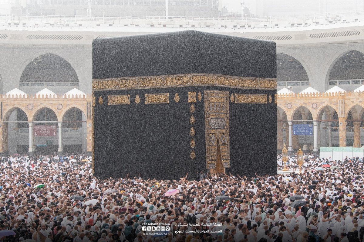 HaramainInfo's tweet photo. Rain at Masjid Al Haram https://t.co/f1Q8oSiyJw