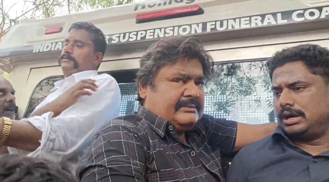 விஜயகாந்த் உடல் மருத்துவமனையில் இருந்து அவரது வீட்டிற்கு கொண்டுவரப்பட்டது முதல் கட்சி அலுவலகத்திற்கு  ஊர்வலமாக எடுத்துவரப்பட்டு 
அஞ்சலிக்காக வைக்கப்பட்டு இரவு கடந்தும் இன்னமும் அவரது உடலைவிட்டு கொஞ்சம் கூட நகராமல் இருக்கிறார் இந்த மனுசன்

தன் ஆசானுக்கு தன்னால் இயன்ற மரியாதையை