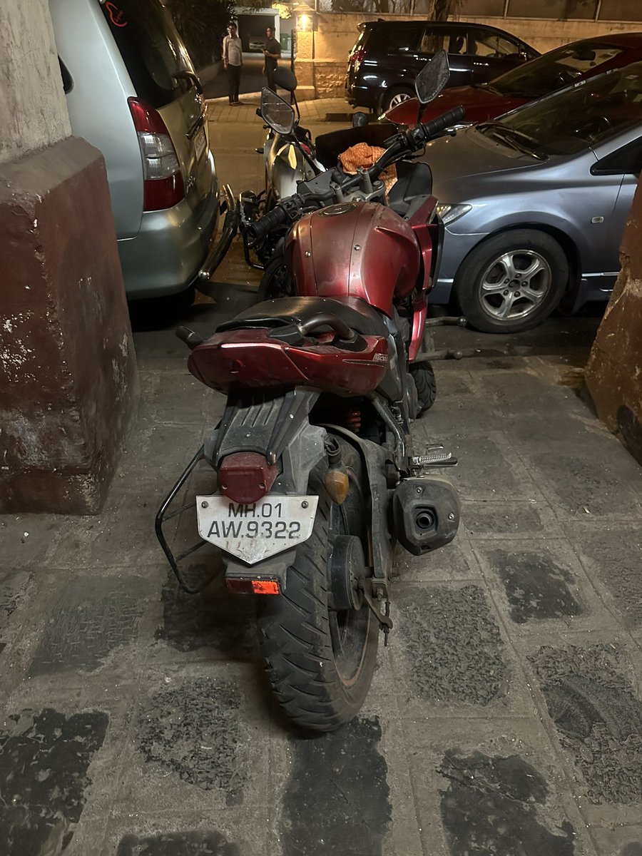 GoodBadUgly22's tweet image. #Colaba collapsing , courtesy: #MTPHereToHelp #Mumbaipolice #mybmcwardA - SBS Marg footpaths encroached by hawkers, HNAA Mg footpath encroached by restaurants, BKBB Mg encroached by motorbikes. Double parking all day on BKBB Mg #RoadsOfMumbai