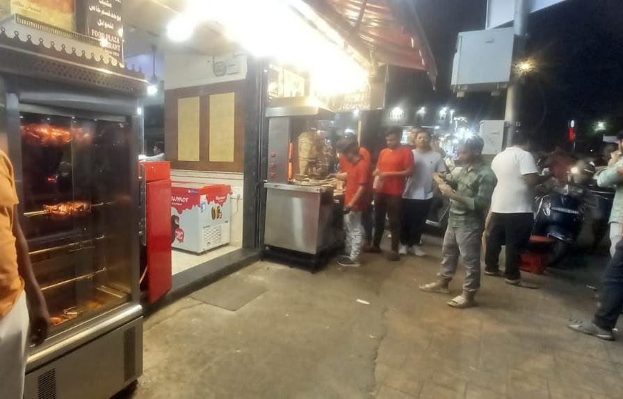GoodBadUgly22's tweet image. #Colaba collapsing , courtesy: #MTPHereToHelp #Mumbaipolice #mybmcwardA - SBS Marg footpaths encroached by hawkers, HNAA Mg footpath encroached by restaurants, BKBB Mg encroached by motorbikes. Double parking all day on BKBB Mg #RoadsOfMumbai