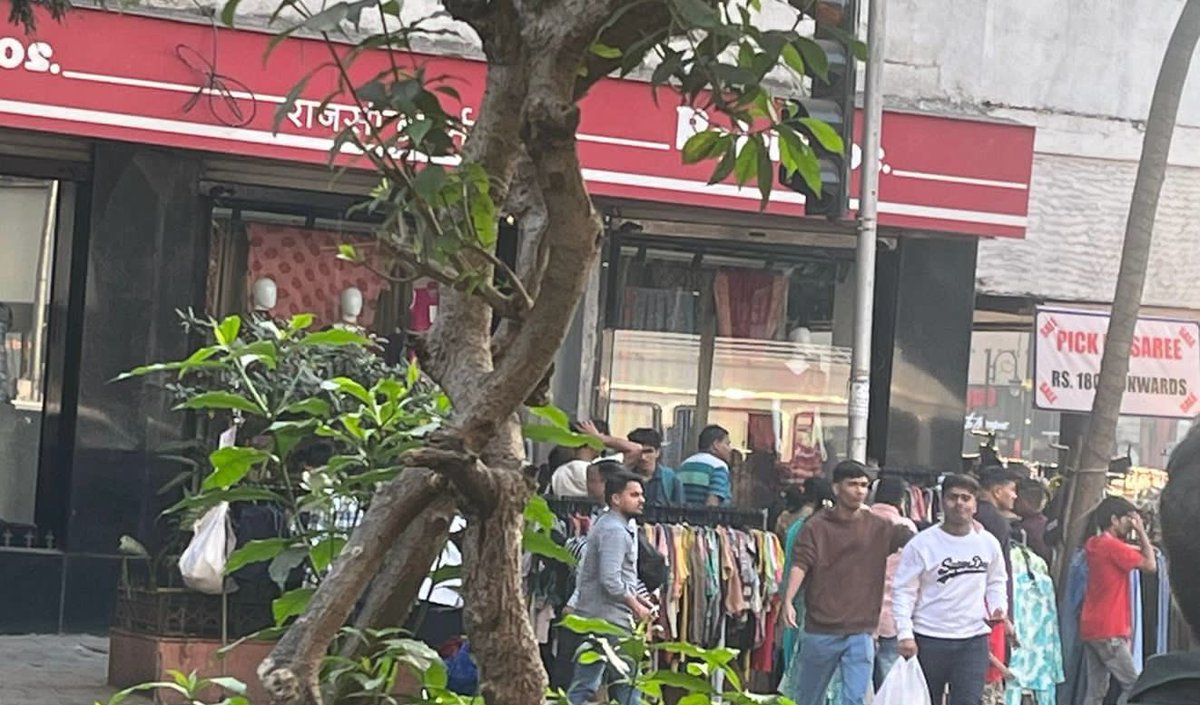 GoodBadUgly22's tweet image. #Colaba collapsing , courtesy: #MTPHereToHelp #Mumbaipolice #mybmcwardA - SBS Marg footpaths encroached by hawkers, HNAA Mg footpath encroached by restaurants, BKBB Mg encroached by motorbikes. Double parking all day on BKBB Mg #RoadsOfMumbai