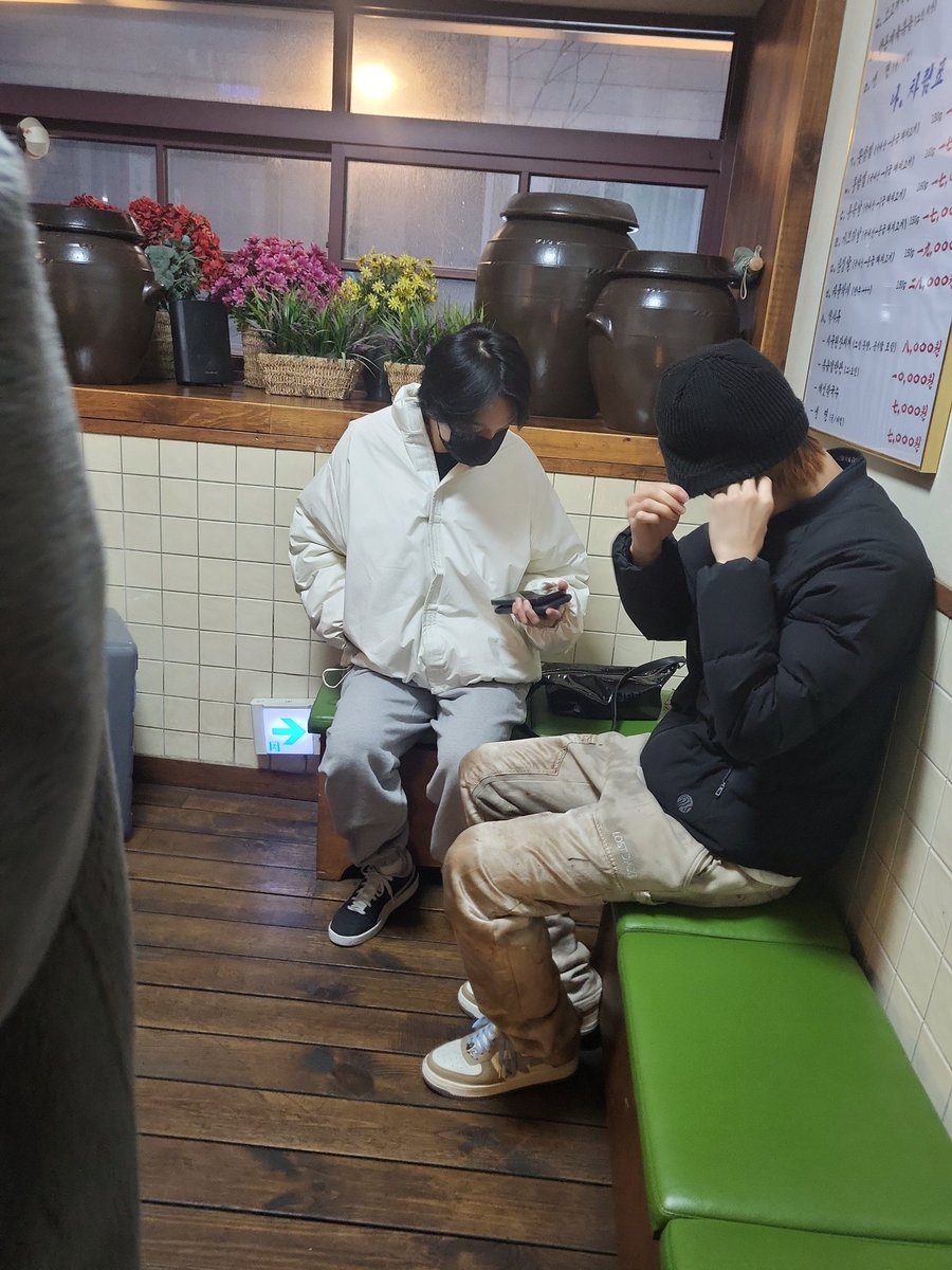 myday_dioneee's tweet photo. 회식 중에 훤칠한 남성 두 명이 사장님이랑 한참 얘기하는데 뭔가 익숙해서
엔시티라이팅 4년동안 당해서 혹시나 머리색 물어보자마자  #정우 #해찬 인 경우..
근데 자리 없어서 그냥 나간 줄 알고 사진도 못 찍고 섬유 탈취제 뿌리러 나갔는데 앞에 그 남성 두명이 웨이팅하고 있는 경우 ..
#엔시티 https://t.co/C5P6VLoidg